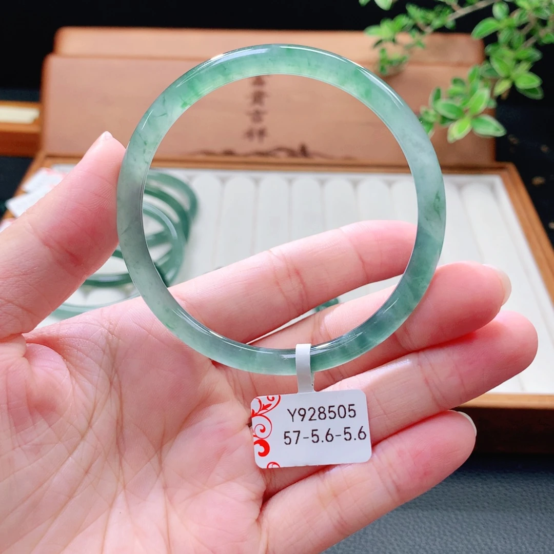 翡翠未镶嵌手镯（圆镯）