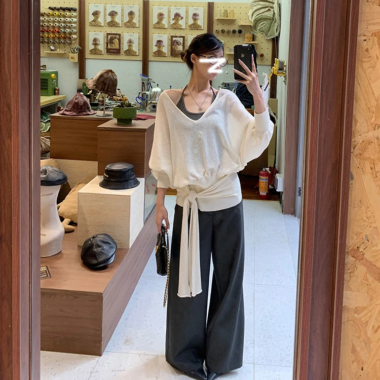 白色v领外搭宽松针织罩衫+灰色修身吊带秋季新款宽松休闲两件套