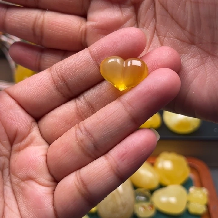 琥珀未镶嵌珠宝奇石M74号屁桃