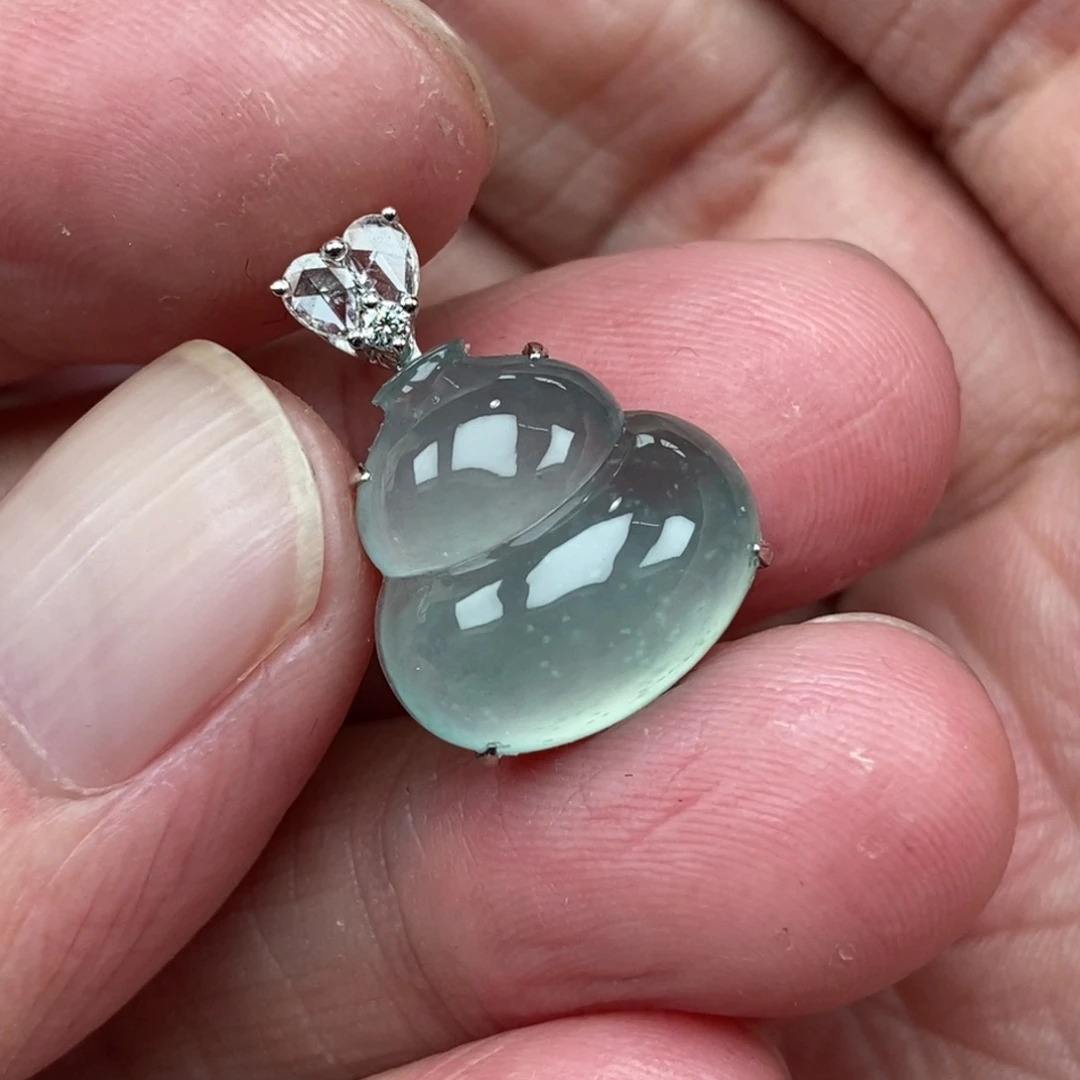 翡翠18K金镶嵌颈饰葫芦