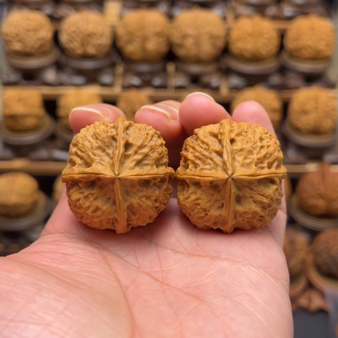 把件文玩核桃38mm绣球四方。