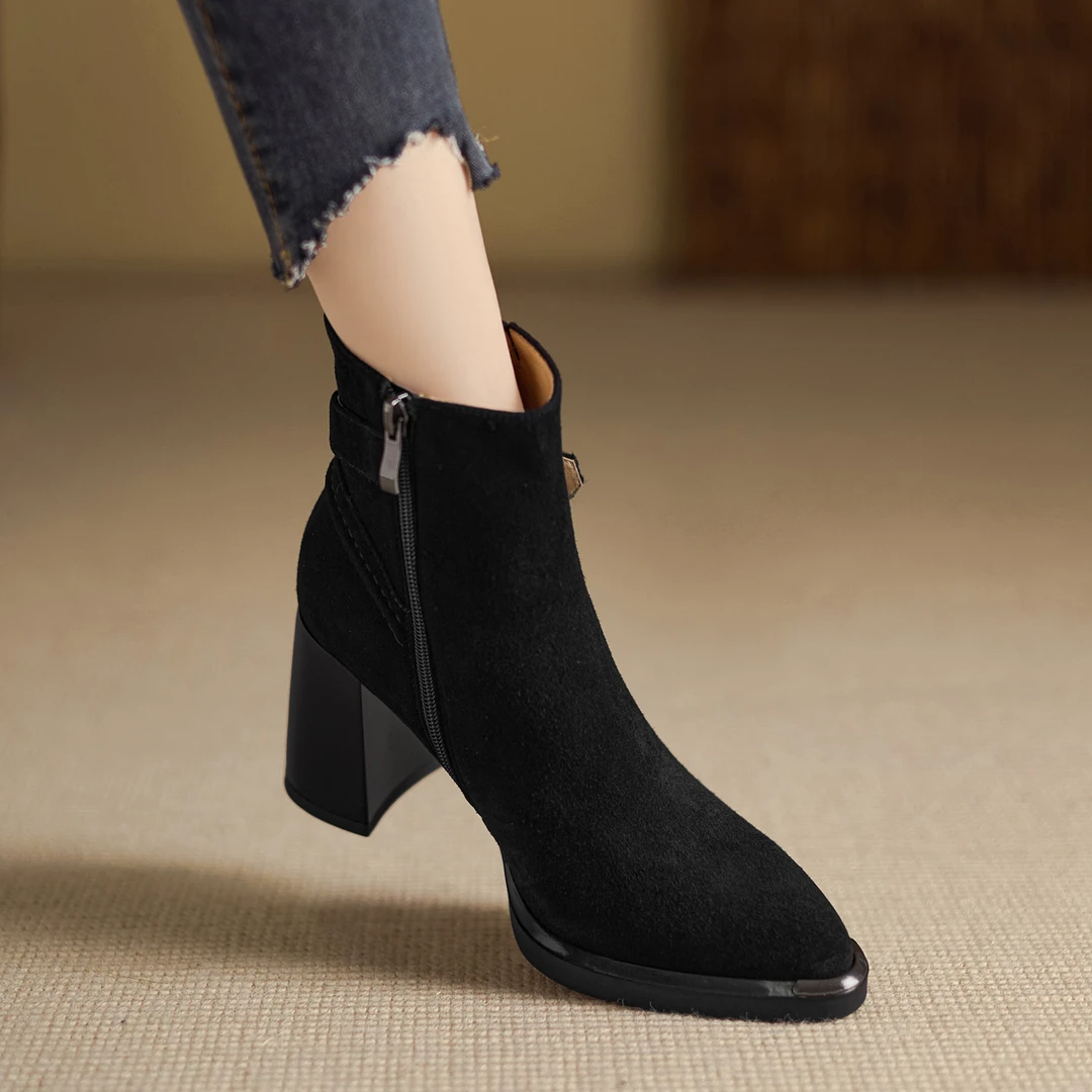 修悦~8.5cm法式高跟时装靴尖头粗跟短靴女黑色磨砂皮侧拉链加绒靴