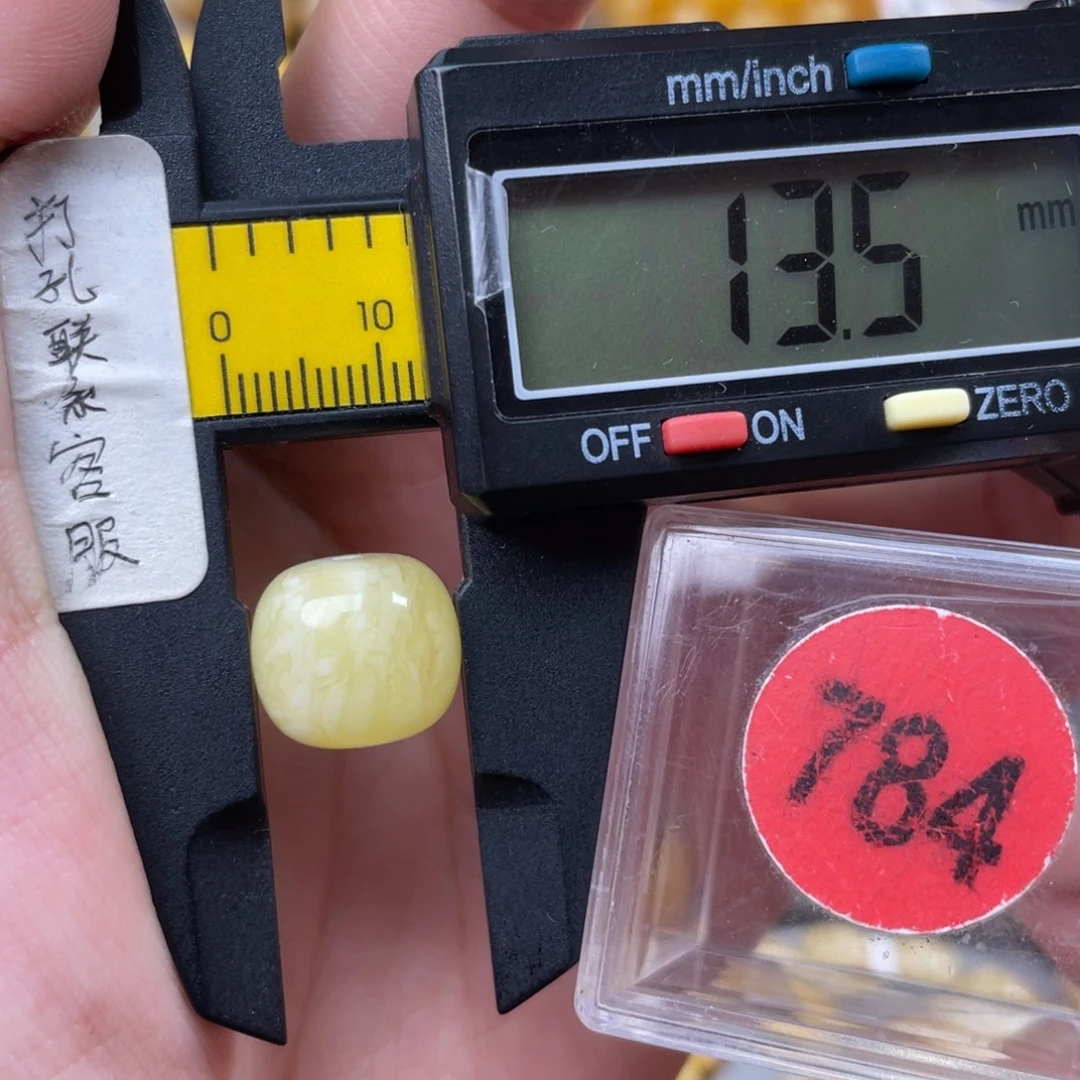 渡***.蜜蜡未镶嵌珠宝奇石
