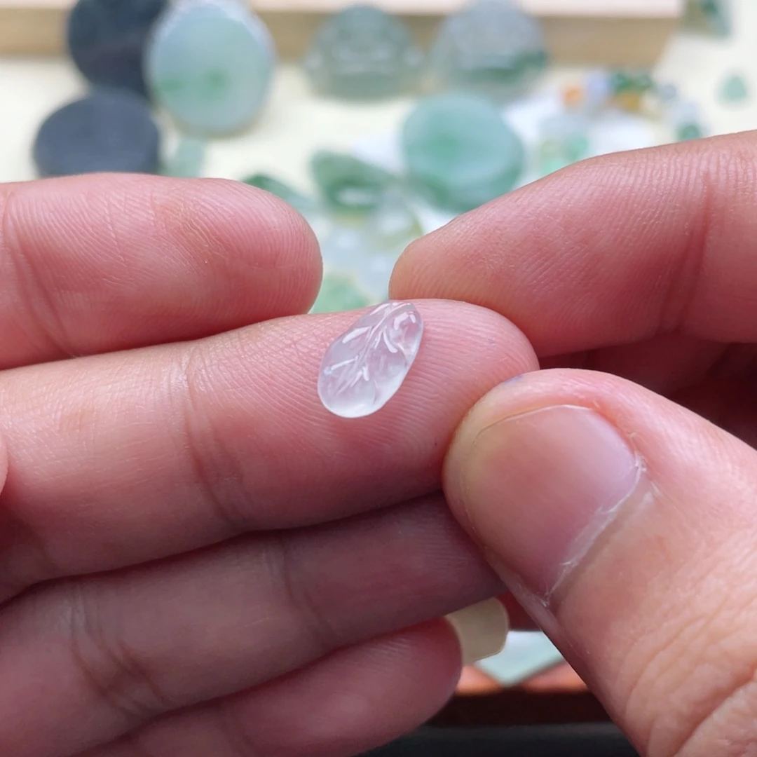 又***买翡翠未镶嵌颈饰翡翠