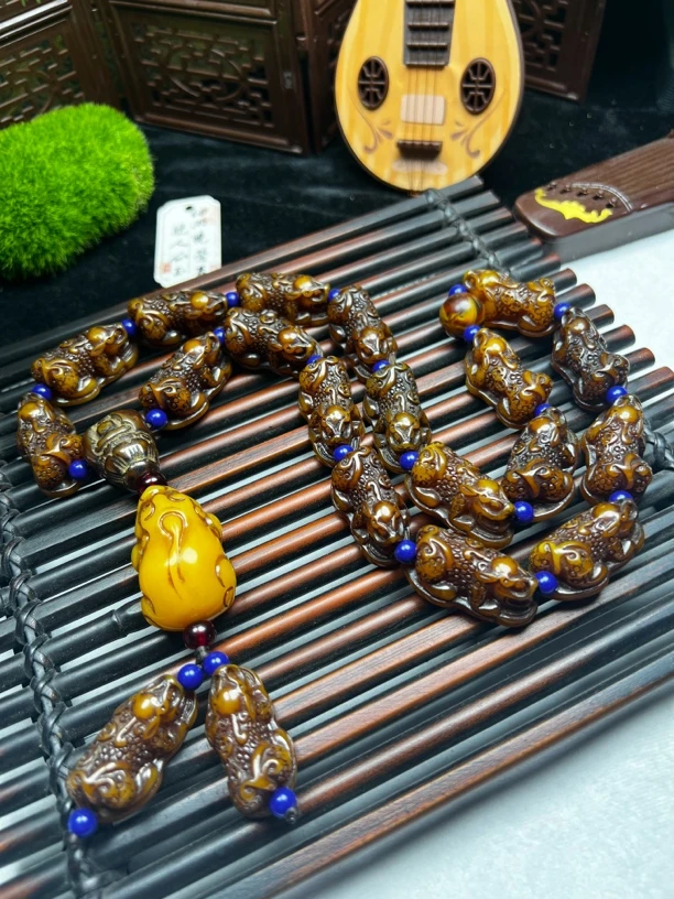 老黄蜡貔貅手持项链。8800922。