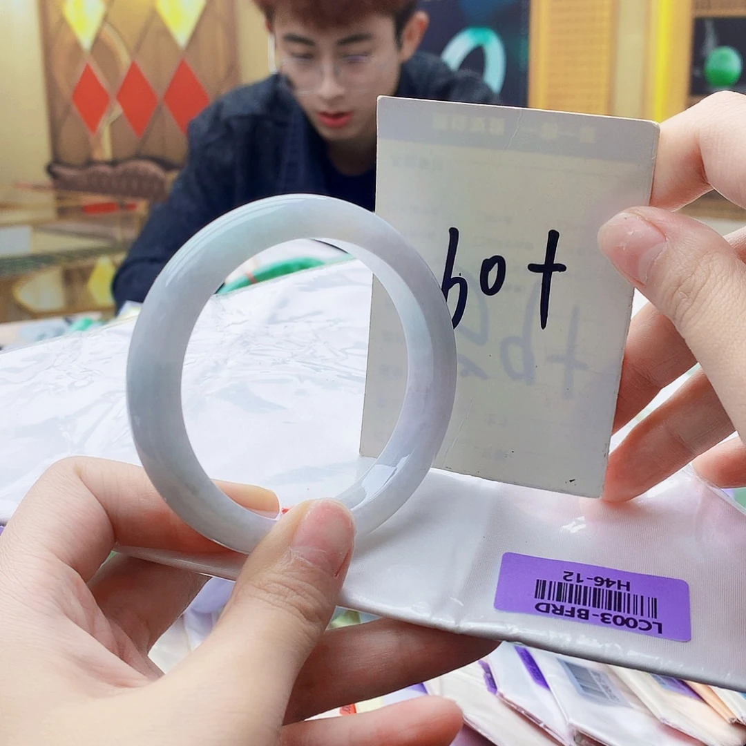 翡翠未镶嵌手镯900……