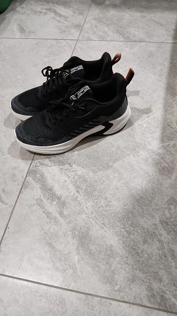 透气飞织，MD底（防震减震）休闲运动鞋黑色