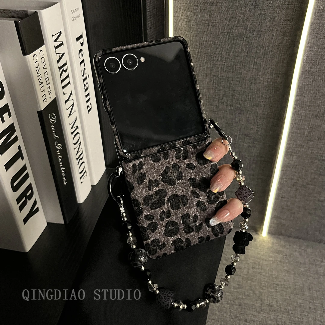 适用三星zflip7折叠屏手机壳W25Flip丝绒黑色豹纹珠子手链保护套
