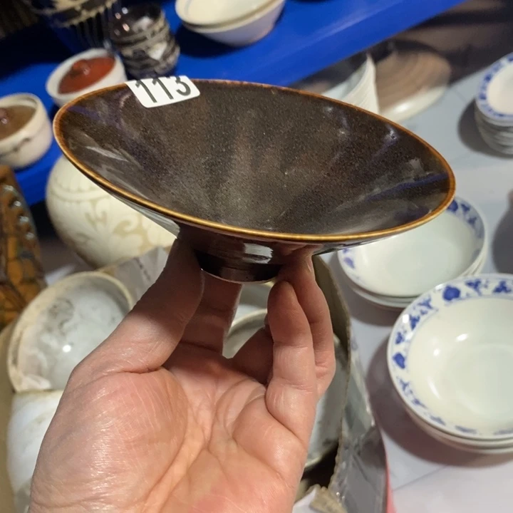 瓷片窑变斗笠盏一个，底有瑕疵