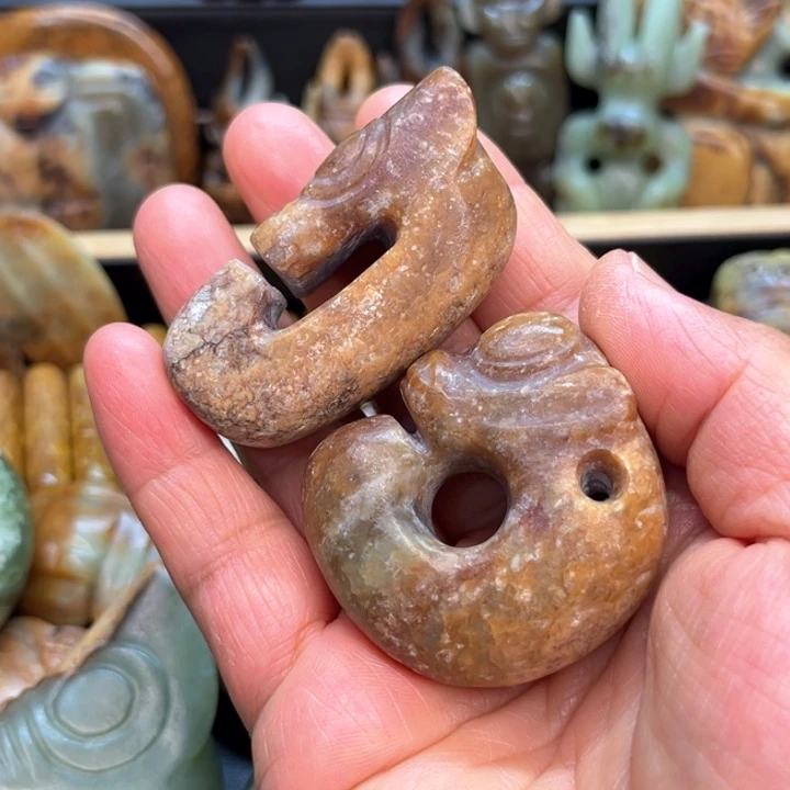 未镶嵌岫岩河磨玉（透闪石质玉）挂件天**客