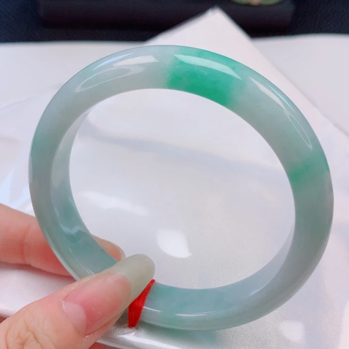翡翠手镯未镶嵌56圈