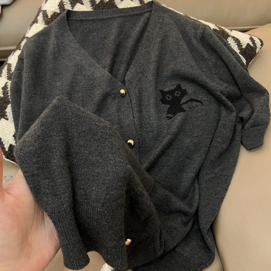 /金豆小猫/夏季简约V领刺绣针织开衫女薄款百搭排扣上衣女93171