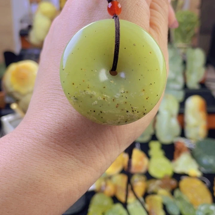 蛇纹石玉颈饰未镶嵌