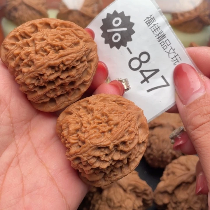 文玩核桃吊坠43三角疆红皮