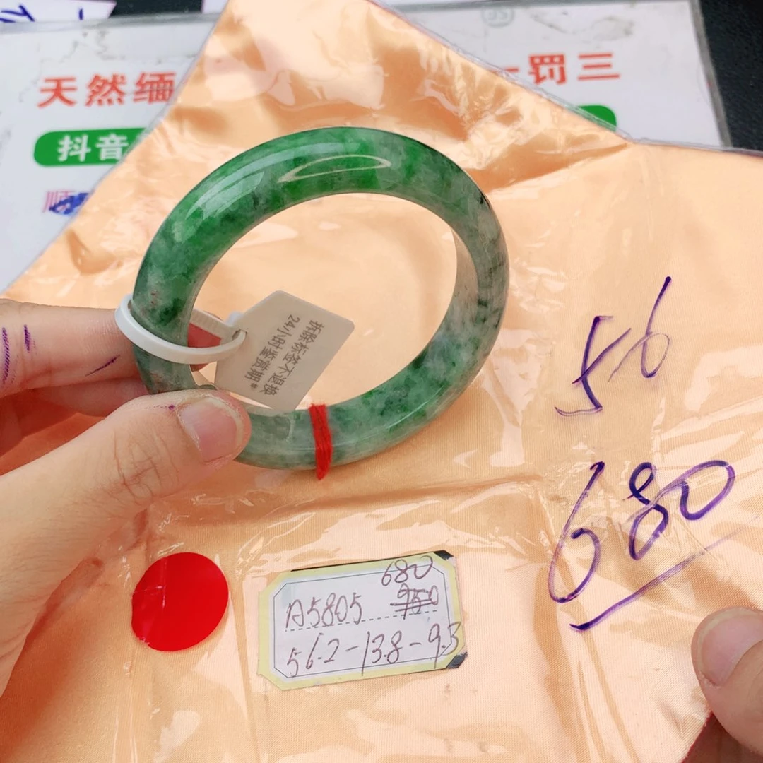 翡翠手镯未镶嵌翡翠