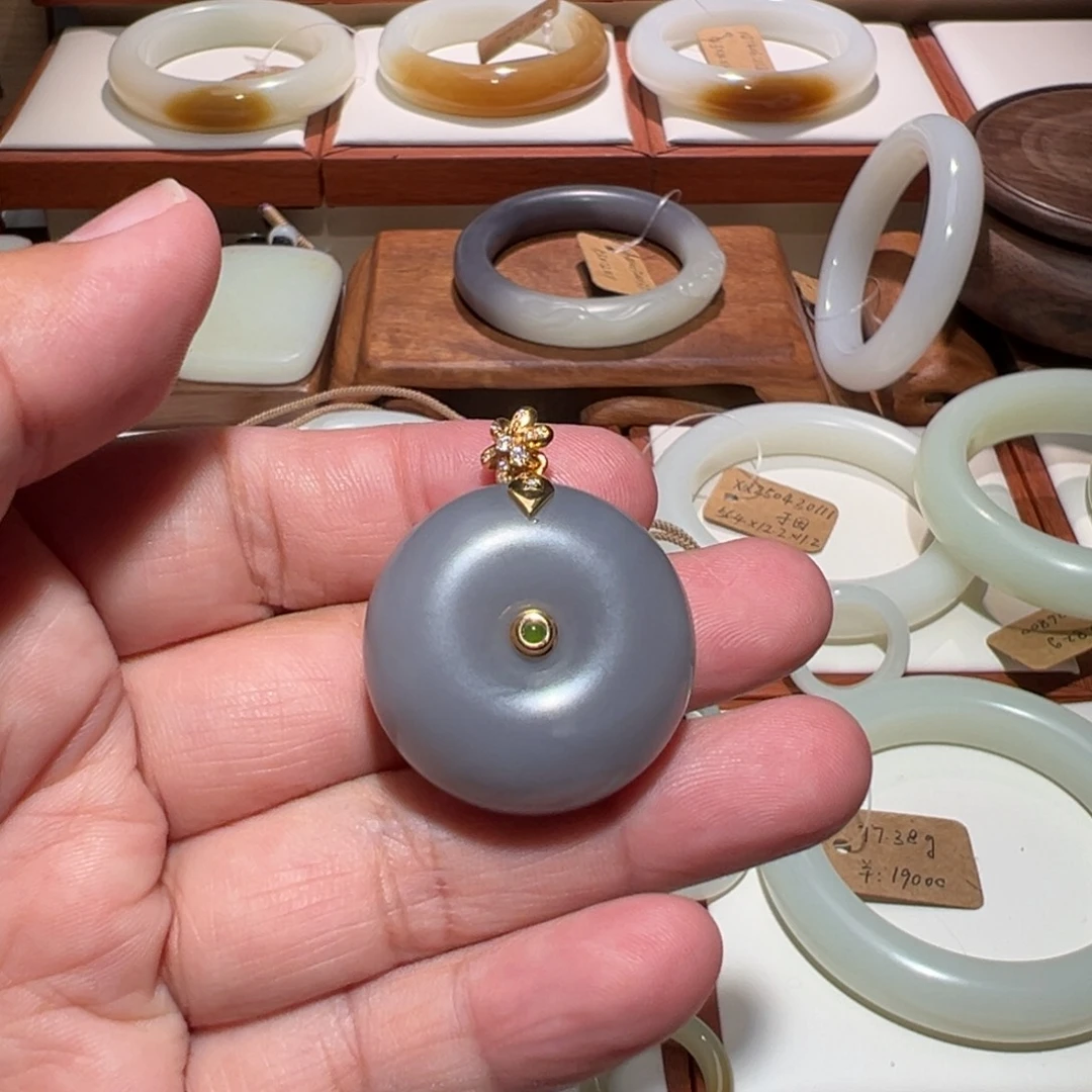 颈饰18K金镶嵌和田玉