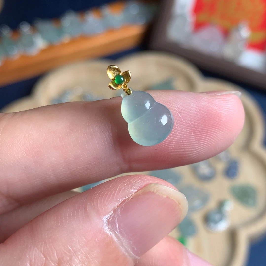 翡翠18K金镶嵌颈饰葫芦