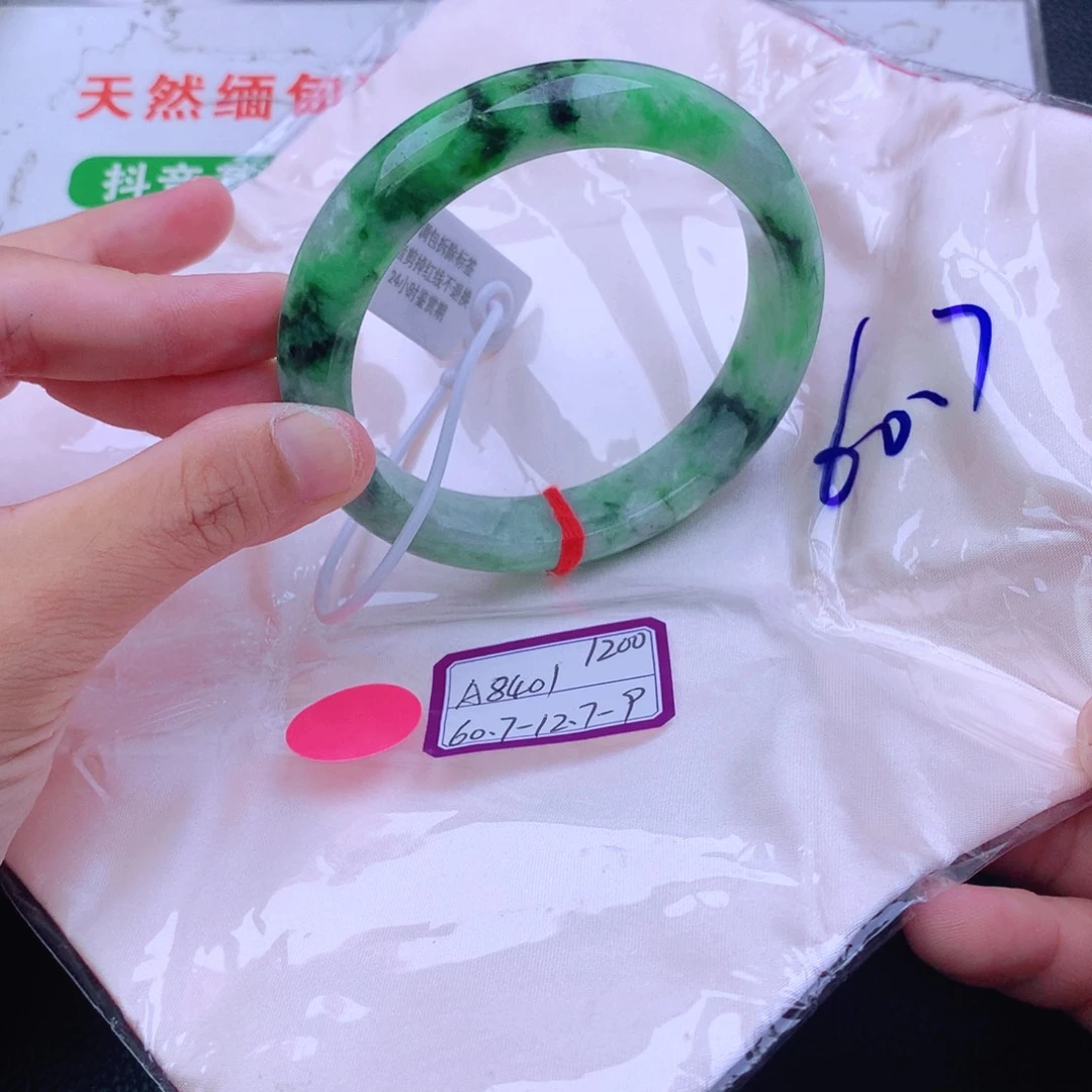 翡翠手镯未镶嵌翡翠