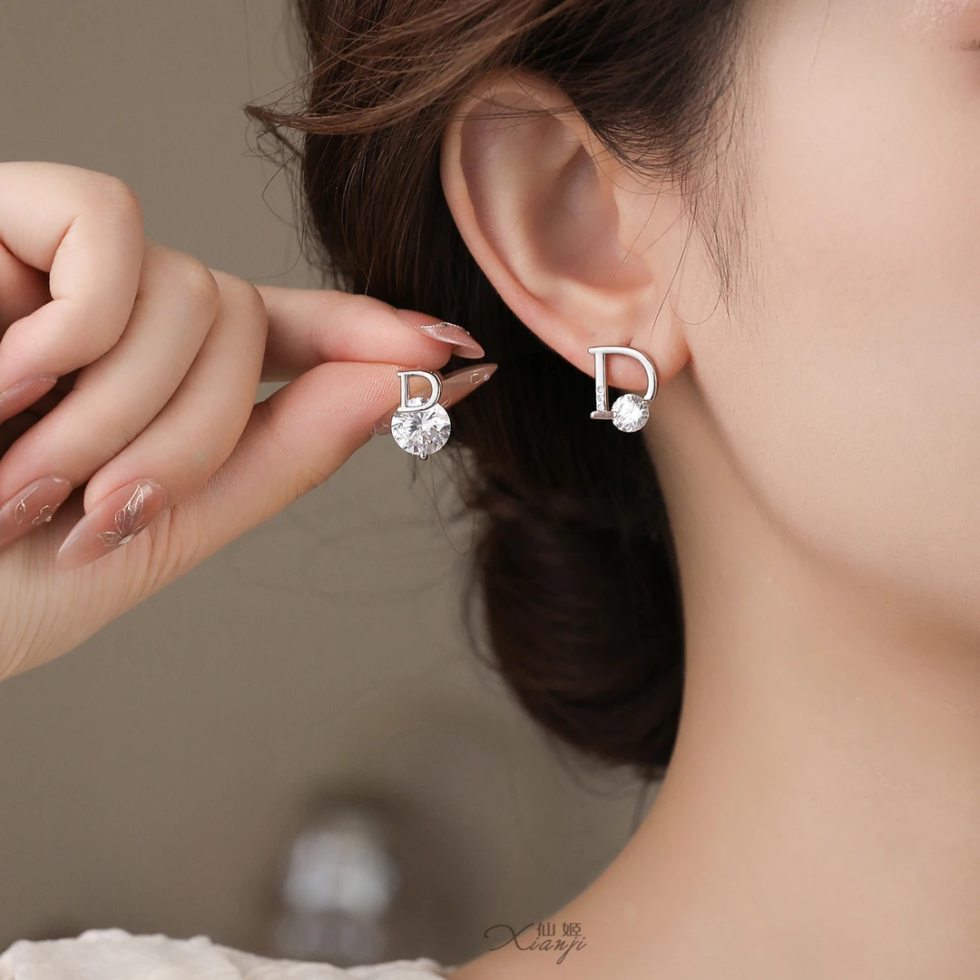 铜合金耳饰 08160轻奢高级感银色字母耳钉老钱风酷帅简约气质耳环