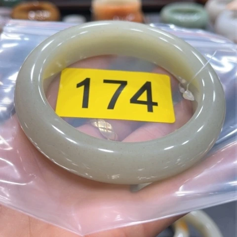 未镶嵌手镯石英质玉