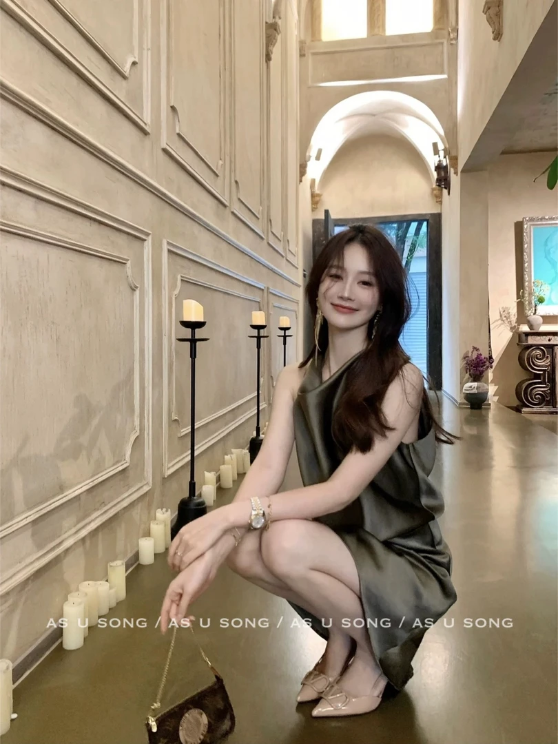 2025夏季新款气质连衣裙女名媛高级感缎面感露背a字短裙夏日绝美