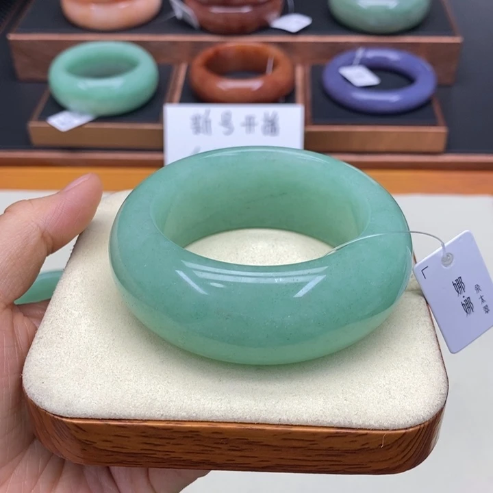 未镶嵌手镯石英质玉