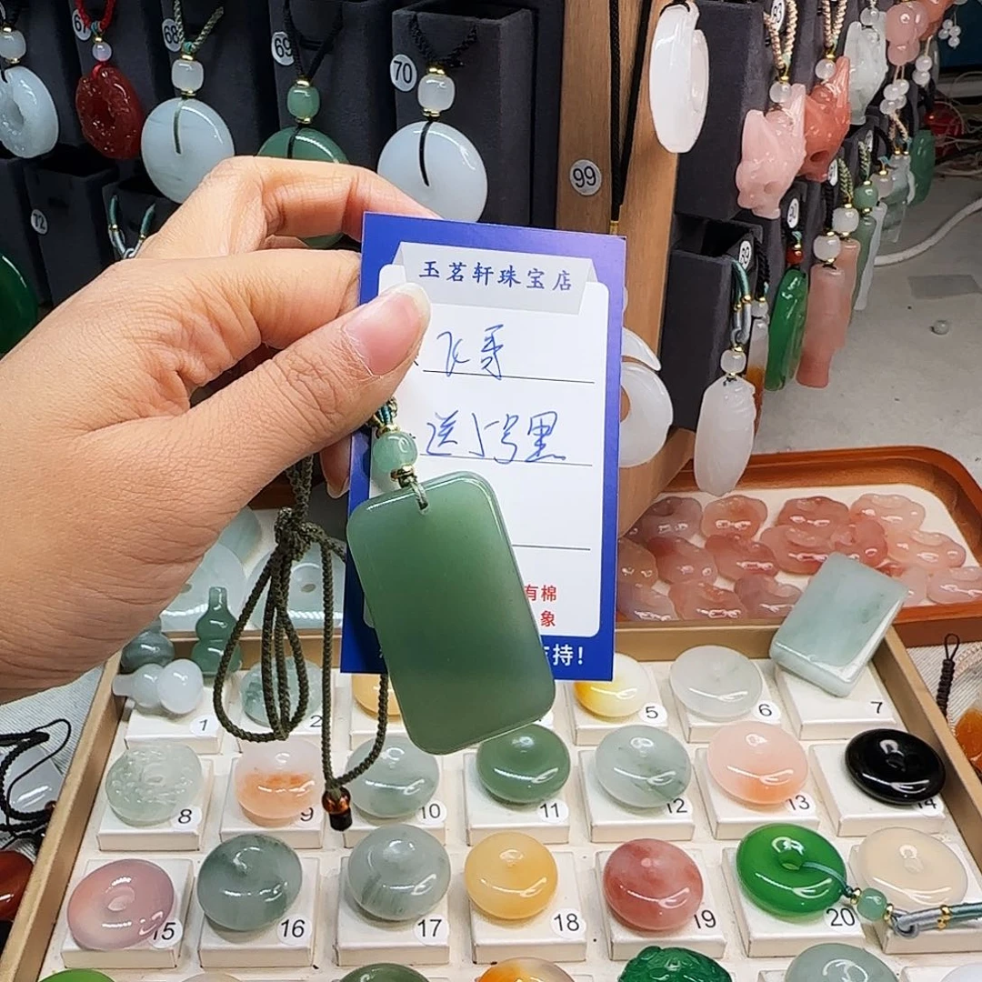 石英质玉未镶嵌颈饰