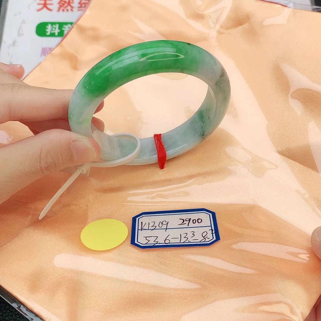 翡翠手镯未镶嵌翡翠