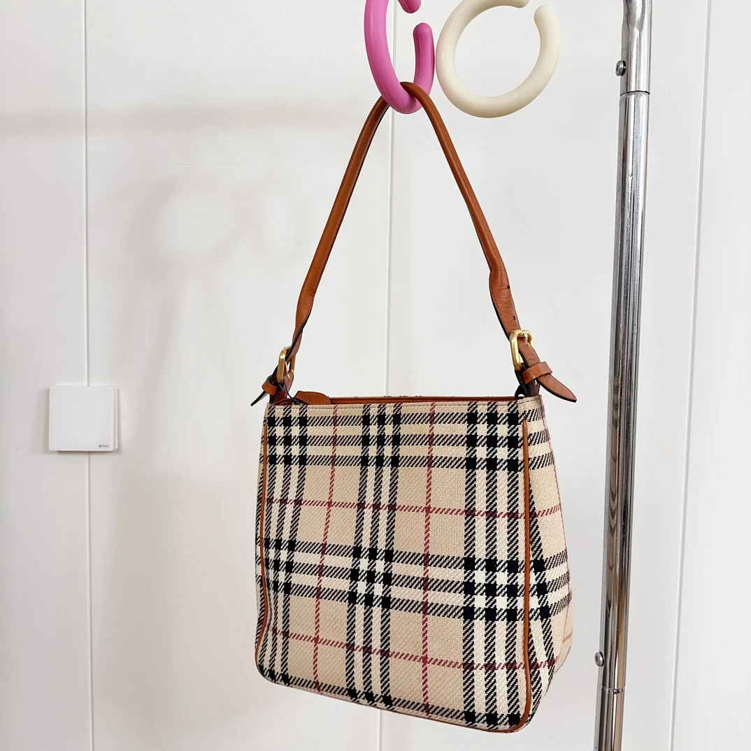 95新 BURBERRY/博柏利 经典条格纹单肩腋下水桶包15786365