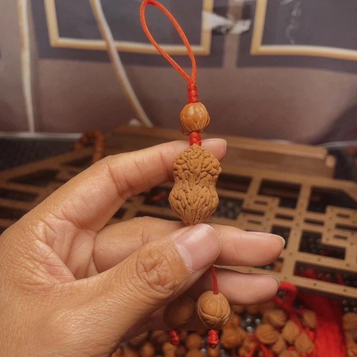 A***样木质类龙纹桃枭挂件