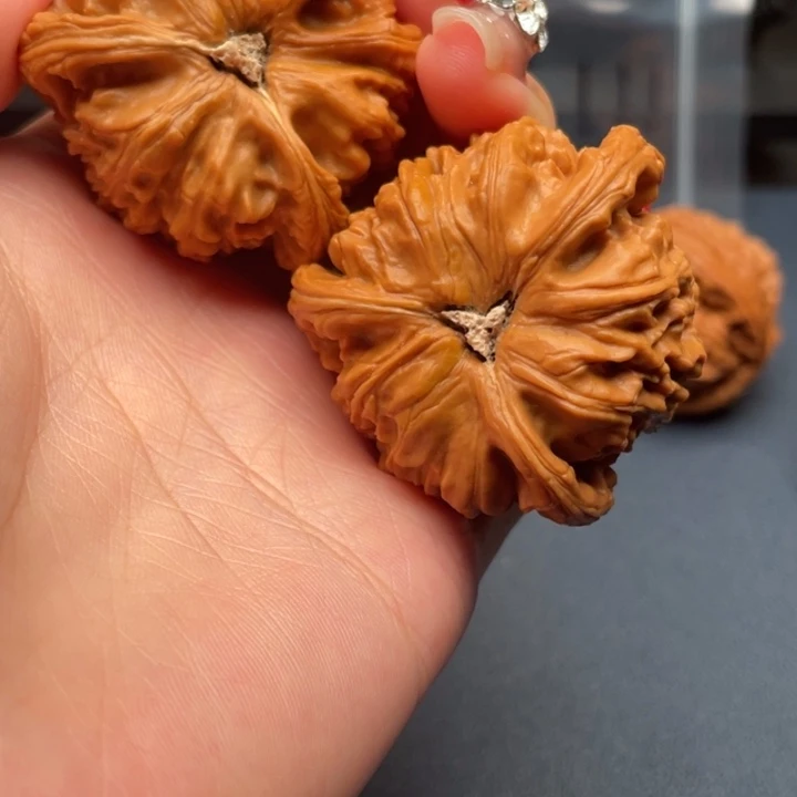 手***9文玩核桃吊坠白狮子