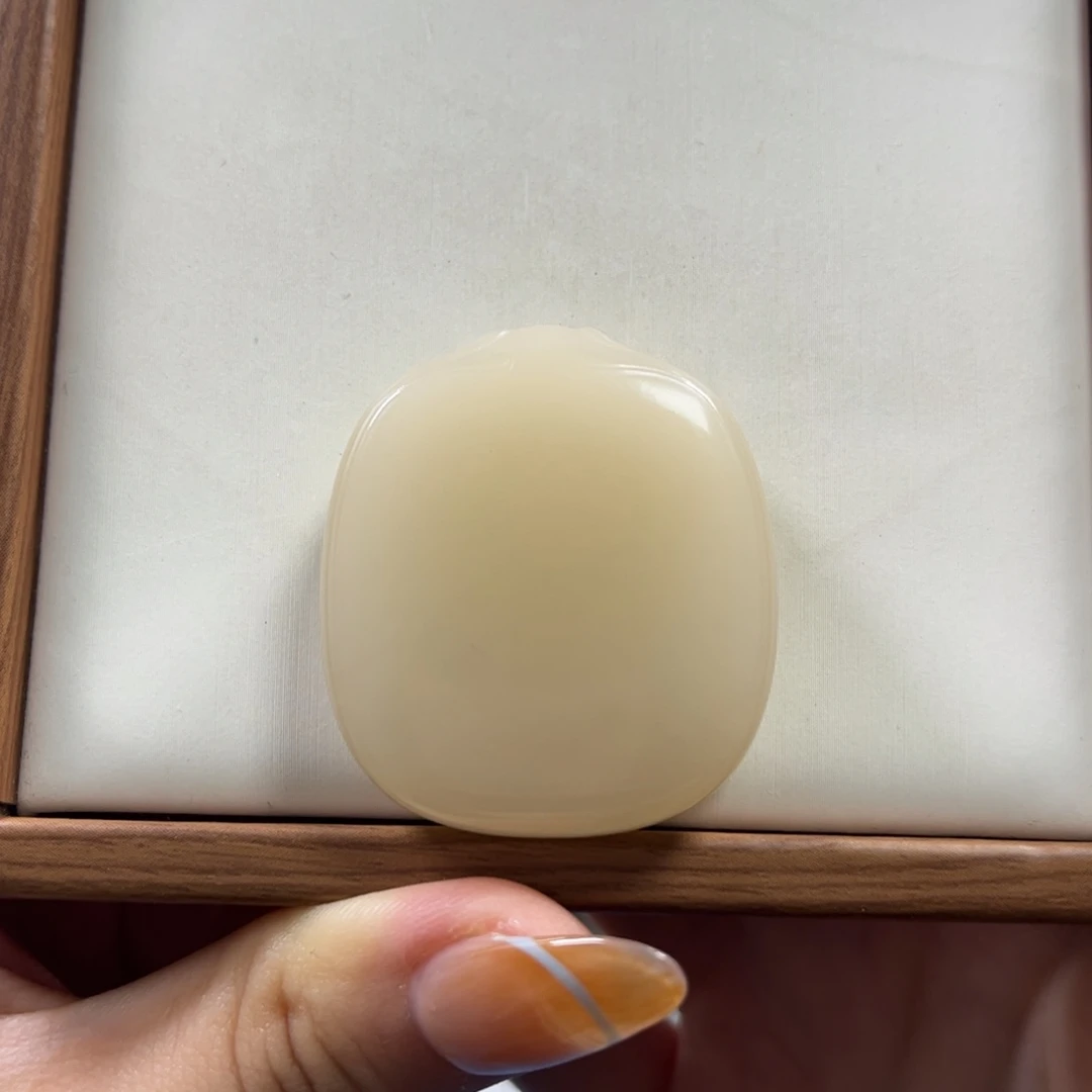 莫***。和田玉未镶嵌颈饰