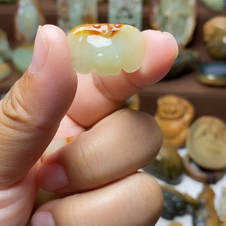 藏***真颈饰未镶嵌岫岩河磨玉（透闪石质玉）