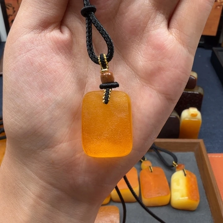 蜜蜡未镶嵌吊坠(赠链)