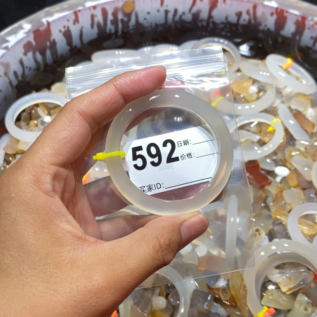 芳***芳玛瑙/玉髓未镶嵌手镯