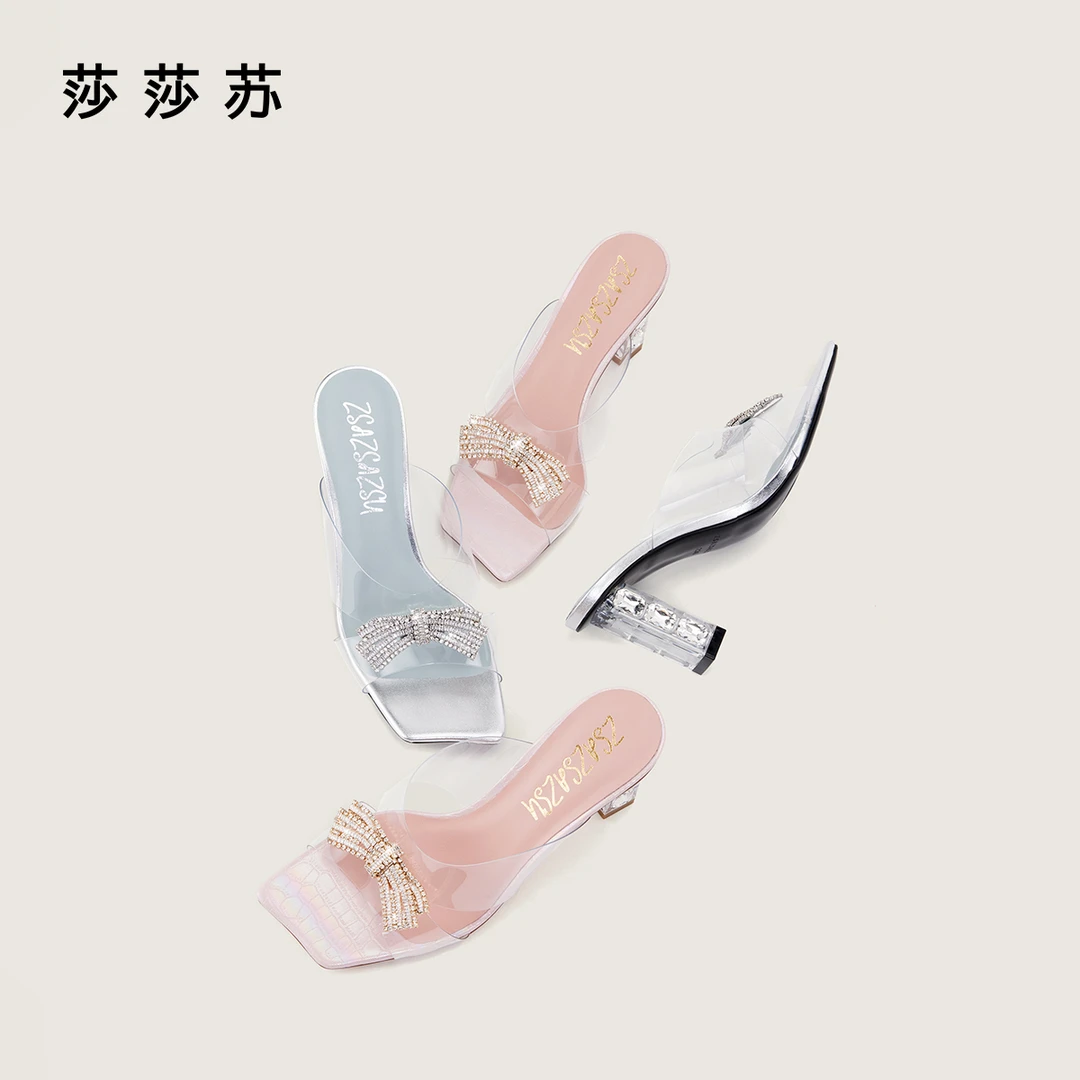 【梦幻芭比】莎莎苏2025春款蝴蝶饰扣露趾高跟一字拖鞋女ZA65126-60