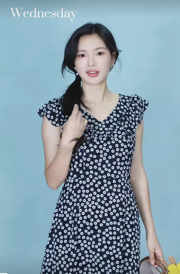 春夏新款黑白雏菊碎花收腰气质连衣裙女装