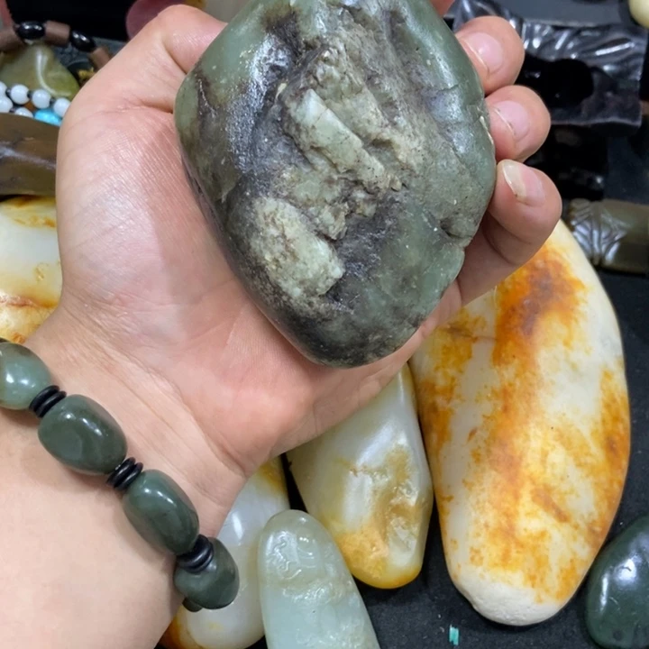 颈饰未镶嵌和田玉（糖玉）