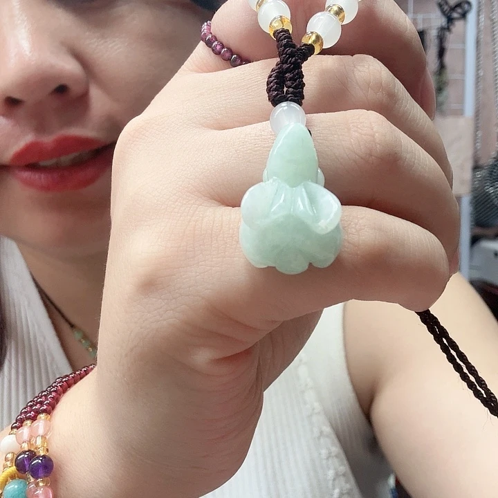 翡翠未镶嵌颈饰兔子瑕疵