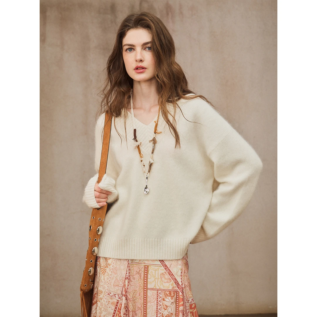 Miorastudio法式复古奶油白V领温柔毛衣宽松慵懒感保暖濑熊绒上衣