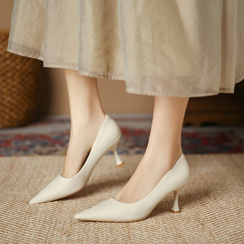 优雅现代浅口裸色尖头细跟女鞋适配2025年商务场合彰显随性气质格