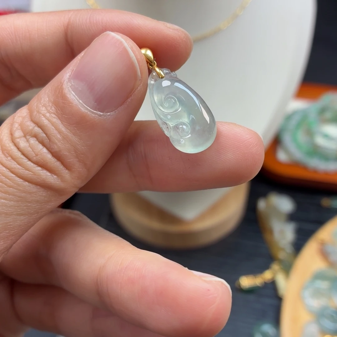 翡翠18K金镶嵌颈饰如意