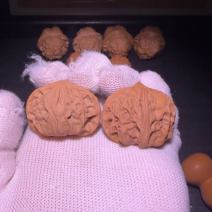 核桃不知名小野生手把件