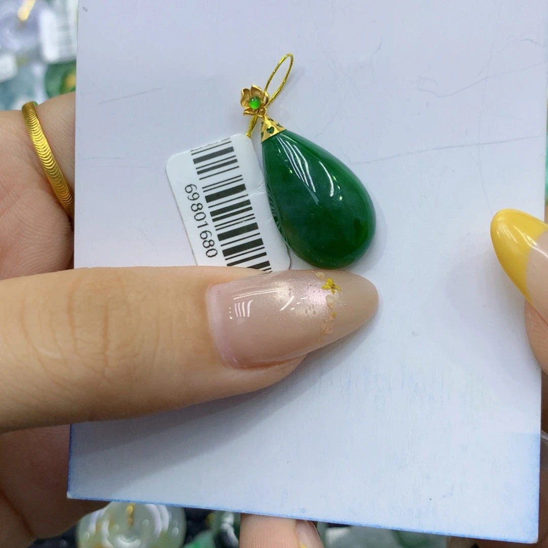 周***奶翡翠18K金镶嵌颈饰