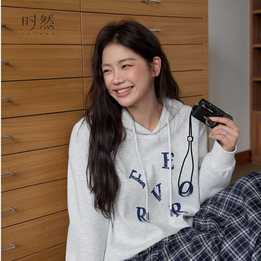时然【灰调字母】微胖大码女装连帽设计罗纹显瘦时尚灰字母印花卫衣