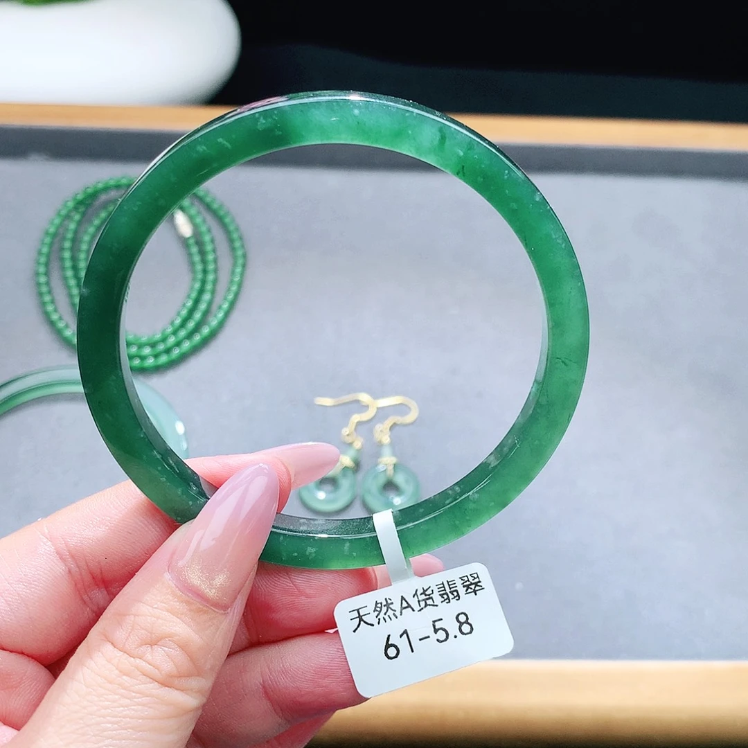 未镶嵌手镯（圆镯）翡翠