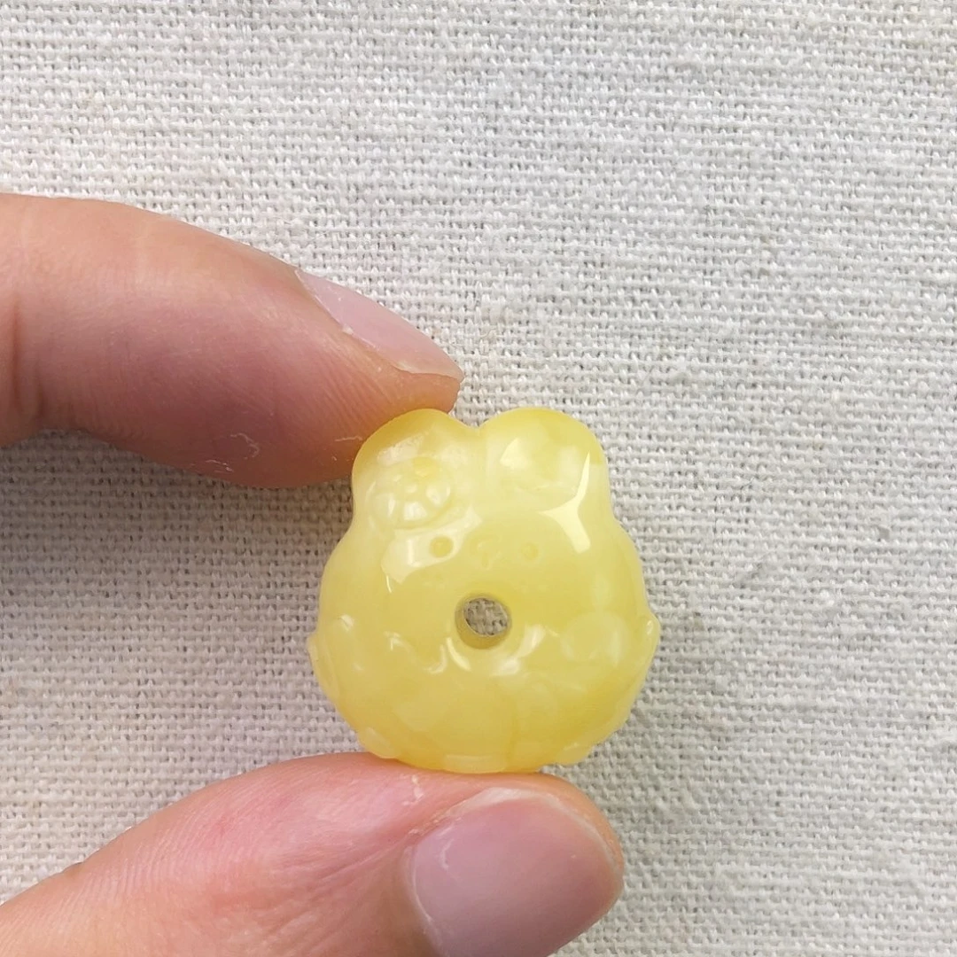 裸石琥珀未镶嵌甜甜圈小兔