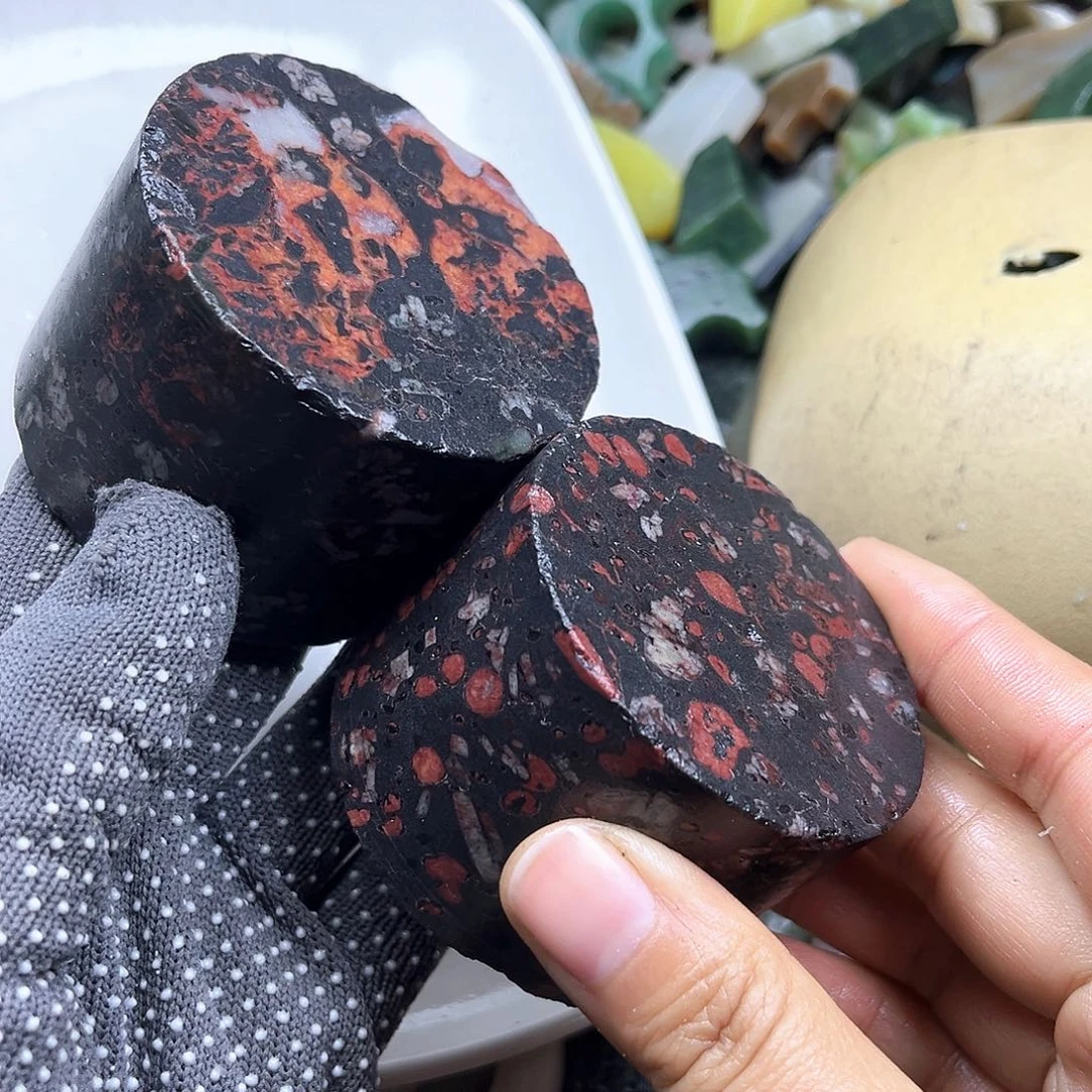 颈饰未镶嵌石英岩玉