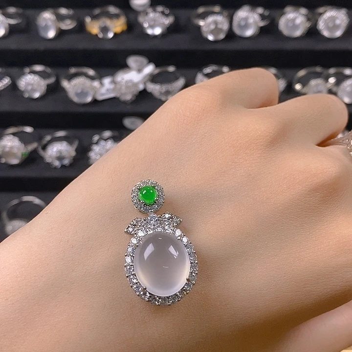 挑***鬼石英质玉合金颈饰