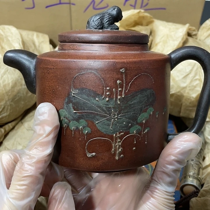 紫砂茶壶原矿泥料，手工制作的一把紫砂壶。